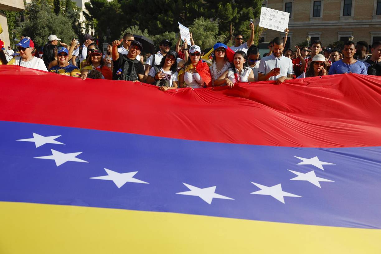 En un ambiente festivo, los manifestantes, que portaban banderas, gorras y camisetas con los colores de la bandera venezolana, han lanzado consignas como “Venezuela, libertad”, “nos vemos en casa” o “maldito sea el soldado que apunte su arma contra el pueblo”. 