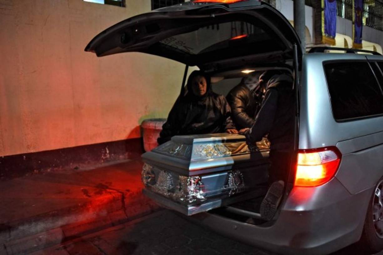 'En primera instancia fallece una persona que había sido atropella por un vehículo desconocido, ante ese hecho vecinos se aglomeran a un costado donde se encontraba la persona fallecida sobre la cinta asfáltica, pero lamentablemente el grupo de vecinos es arrollado por un vehículo de transporte pesado', detalló a los periodistas el vocero de los Bomberos Departamentales Municipales, Cecilio Chacaj.