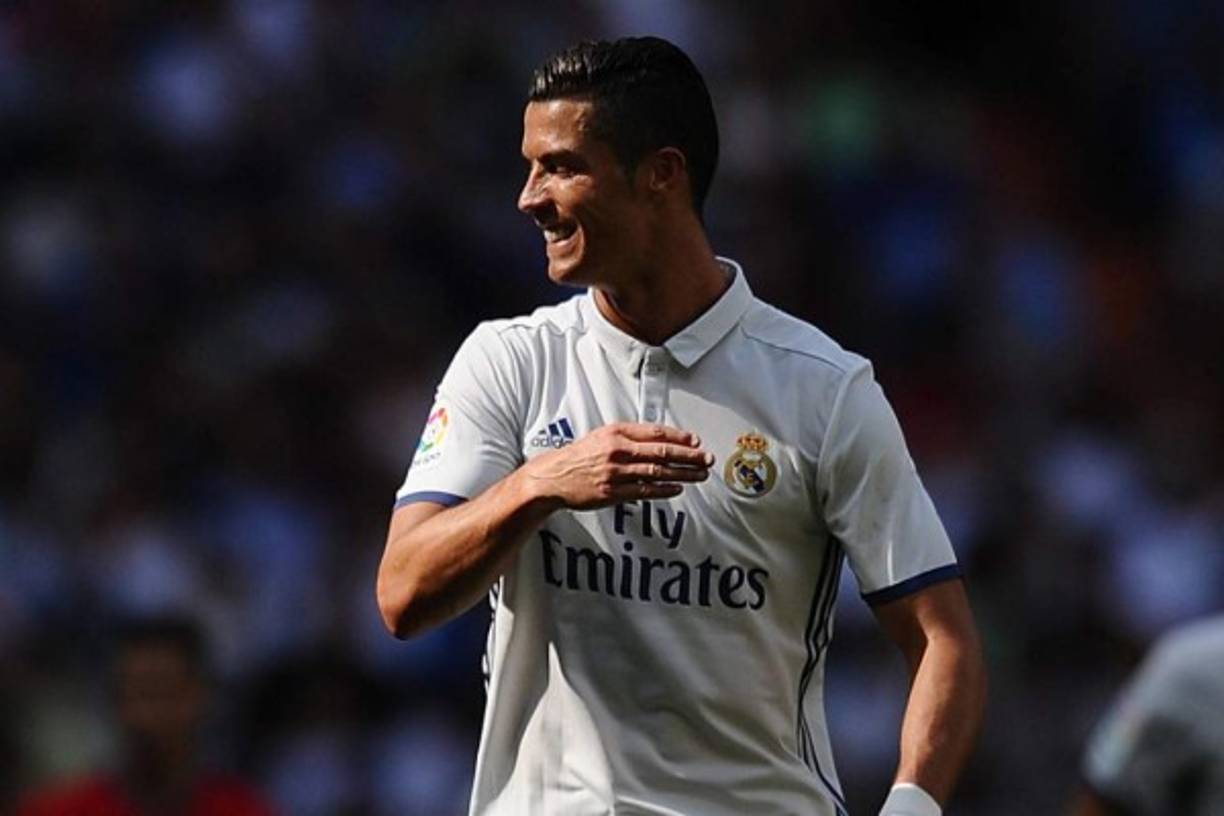 El Diario Gol publica este día que el Real Madrid ya le busca reemplazos a Cristiano Ronaldo. En este caso la gran sorpresa es que el relevo no será un solo jugador, sino dos. El club blanco no quiere centrar la responsabilidad en un único astro