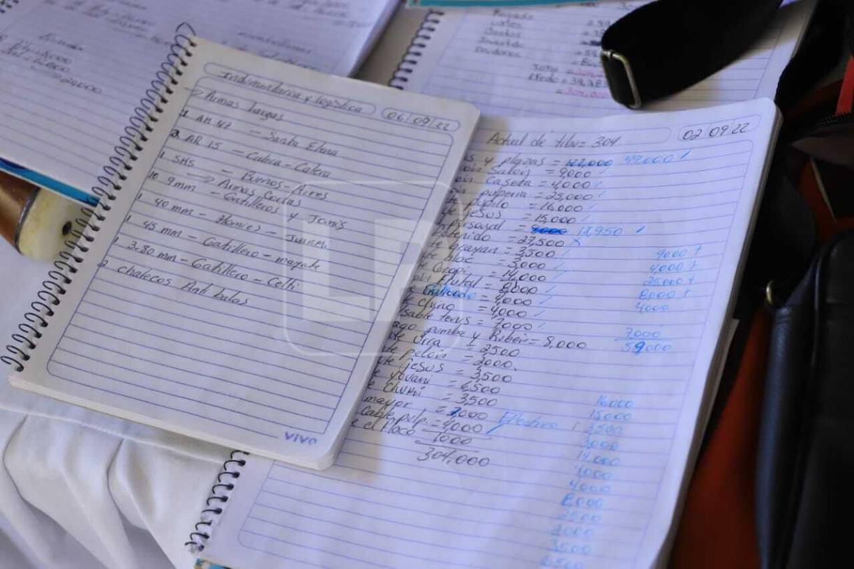 A los capturados también se les decomisó seis libretas contables y cuatro teléfonos celulares. 