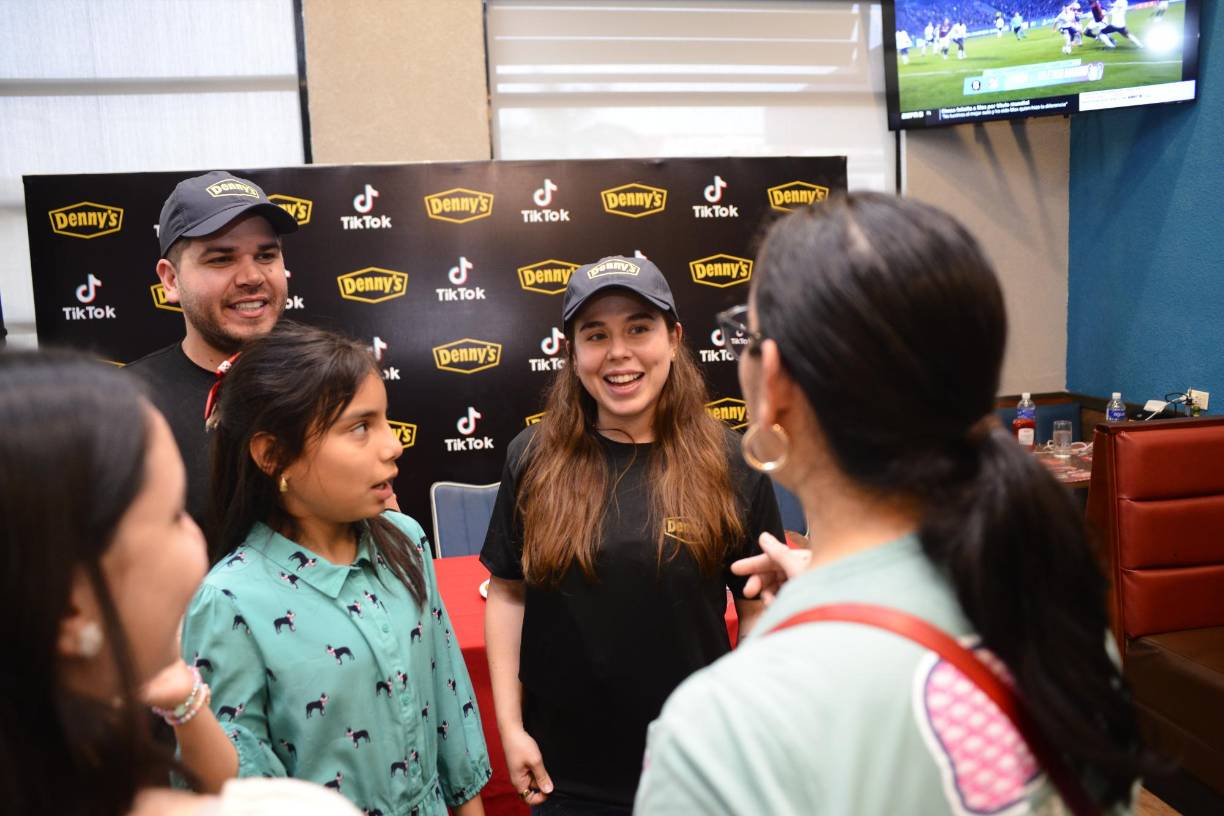 El “meet and greet” duró casi cuatro horas, y durante ese tiempo cientos de catrachos se acercaron para estar un momento con Chavi y Antonia. 
