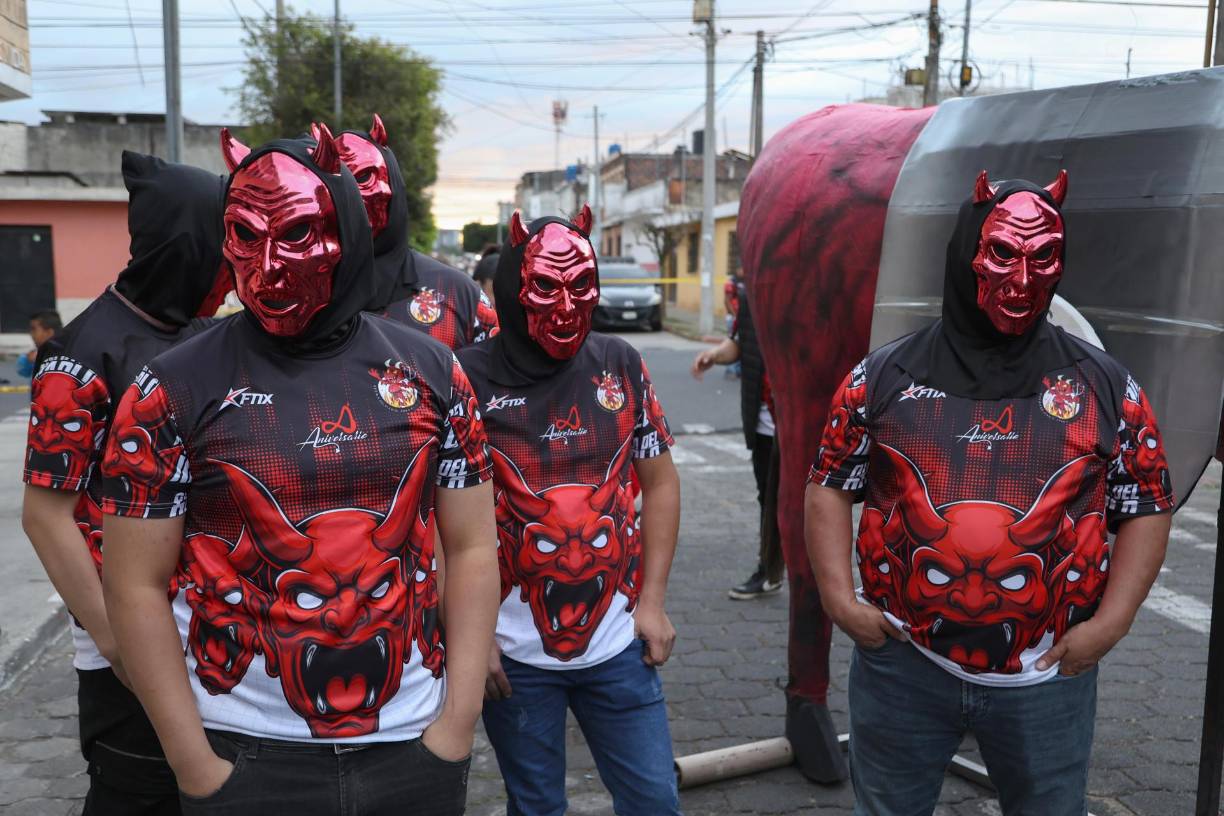 Cenetenares de personas con máscaras participaron del tradicional quema del diablo este sábado en Ciudad de Guatemala (Guatemala). 