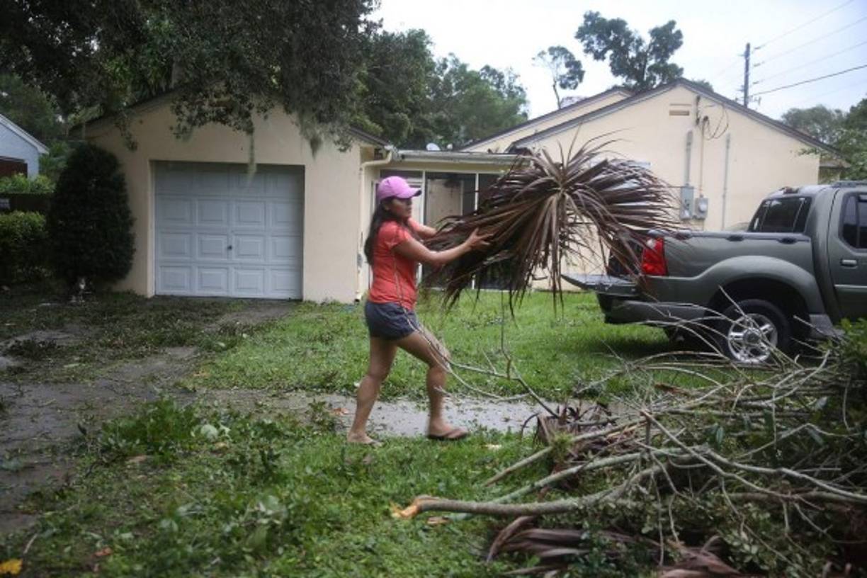 Los residentes limpian los destrozos del huracán en Fort Pierce.