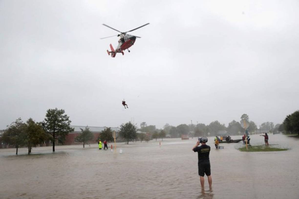 Miles de personas continúan atrapadas en la ciudad estadounidense de Houston, que sufre inundaciones sin precedentes provocadas por la tormenta Harvey con pronóstico 'incierto', mientras un ejército de voluntarios, la Guardia Nacional y los Servicios de Emergencia trabajan contrarreloj para rescatarlos mientras el agua continúa subiendo.
