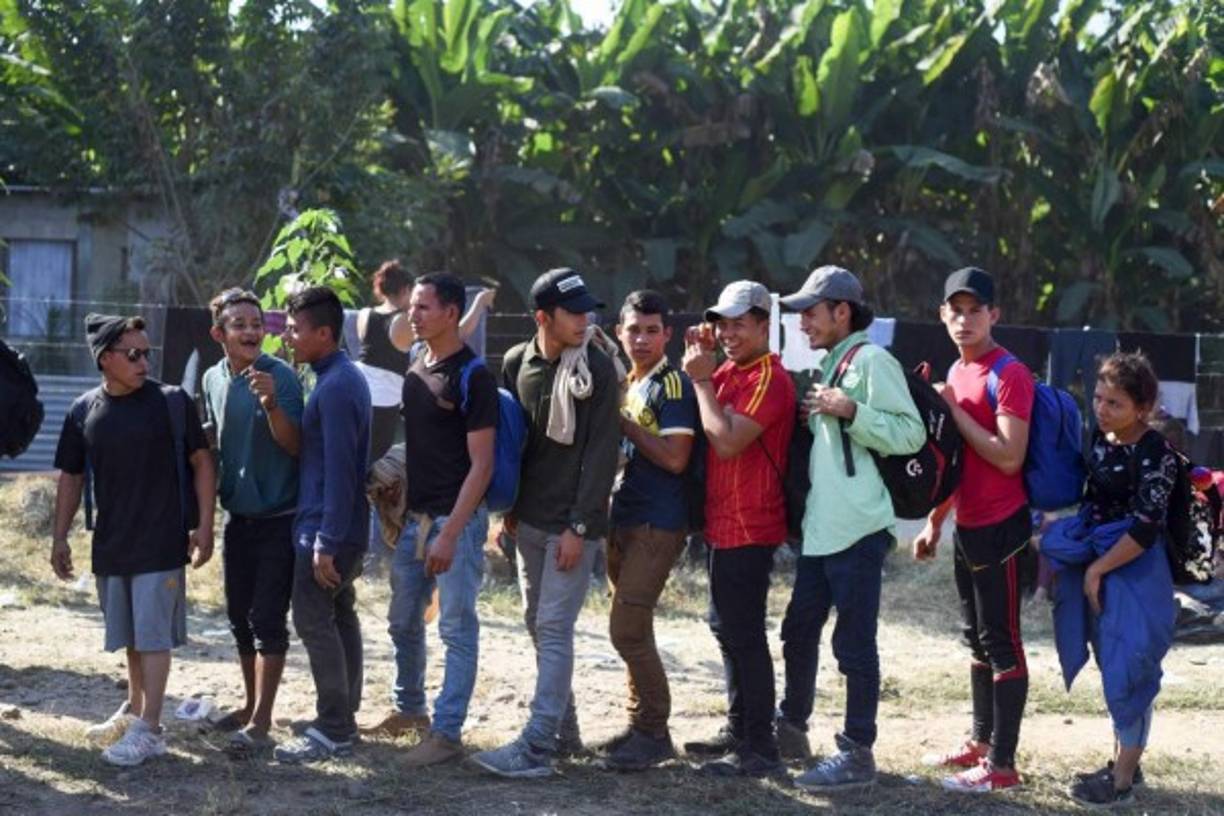 Los migrantes que permanecieron en Tecún Umán, en su mayoría contaron a Efe que pretenden llegar a Estados Unidos, contrario a la condición que impuso el Gobierno mexicano, que ofreció asilo y empleo a los centroamericanos, pero solo para trabajar en la zona sur del país y sin derecho a cruzar la frontera entre México y Estados Unidos.