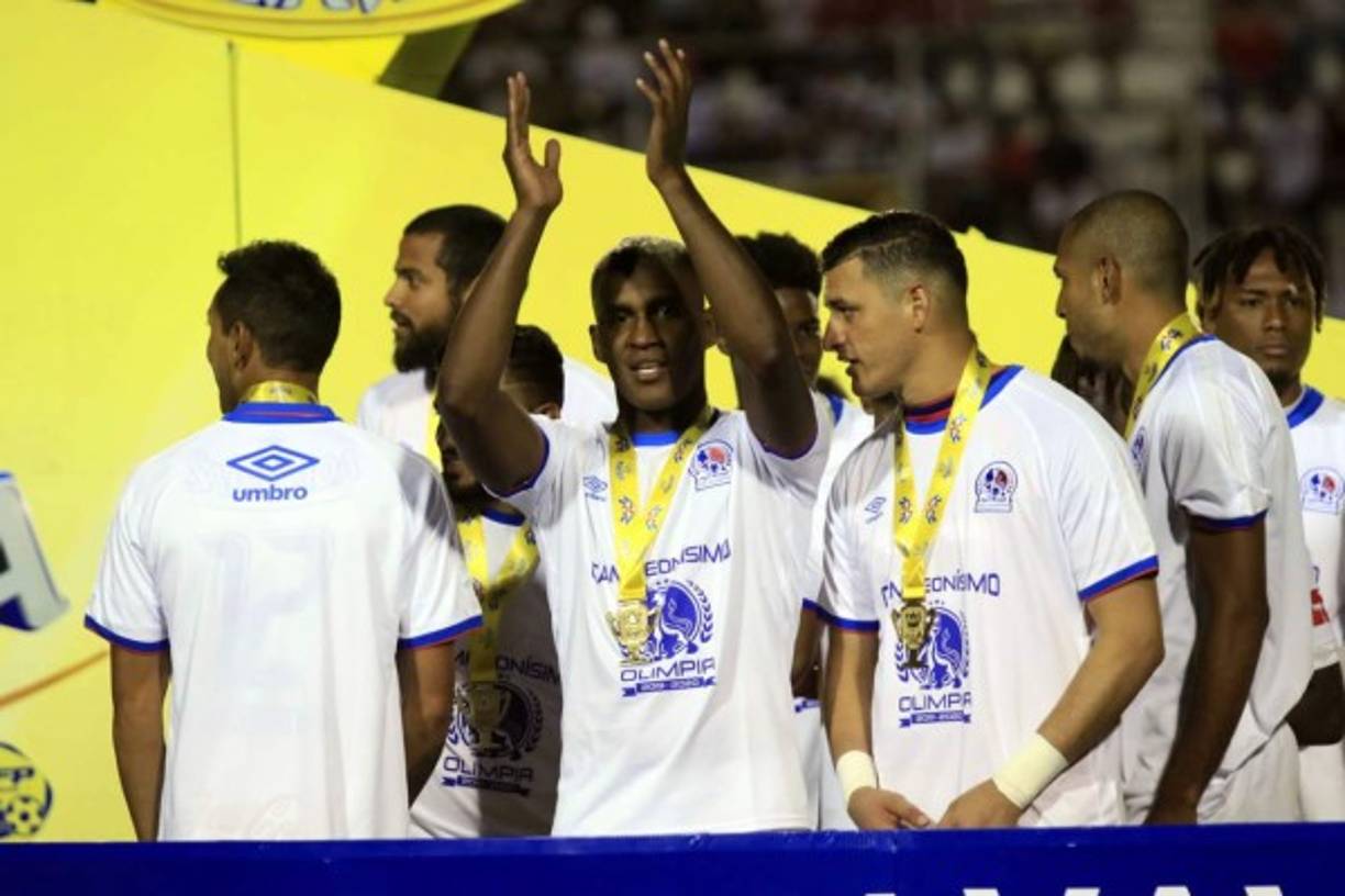 Brayan Beckeles celebrando y agradeciendo el apoyo de los aficionados olimpistas.