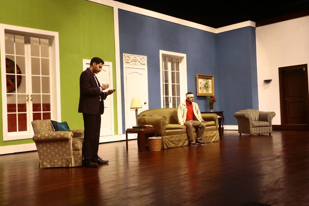 La obra de teatro narra la historia de un taxista accidentado que corre peligro de que sus dos esposas descubran que es infiel, ya que ellas no están enteradas de que ambas están casadas con él. 