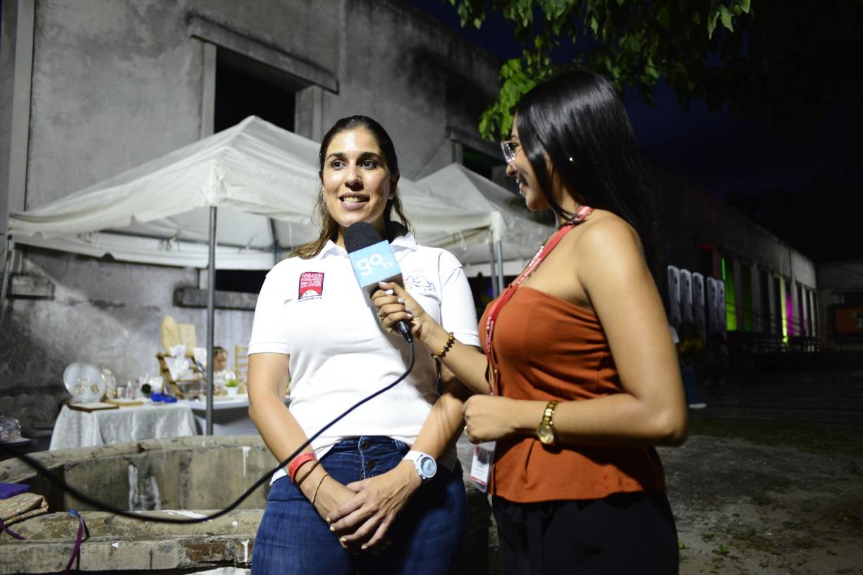 Rossana de Coello, voluntaria de la Fundación Hondureña para el Niño con Cáncer en entrevista con la periodista Marisol Soto de LA PRENSA.