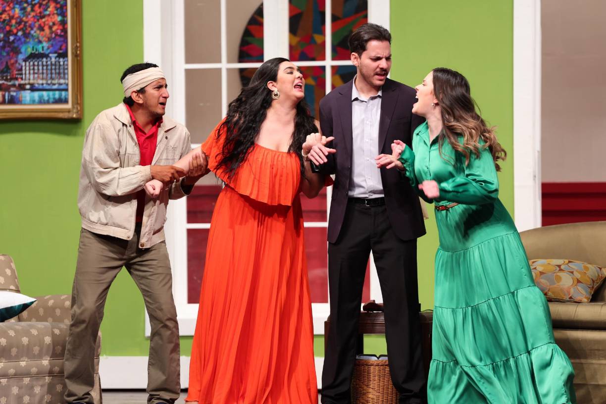 El Teatro José Francisco Saybe se engalanó el jueves para recibir a los invitados especiales de la noche: directivos y colaboradores de Diario LA PRENSA. Con motivo del 60 aniversario del diario líder, el CTS dedicó la función de la obra “Taxi” en honor a la celebración.