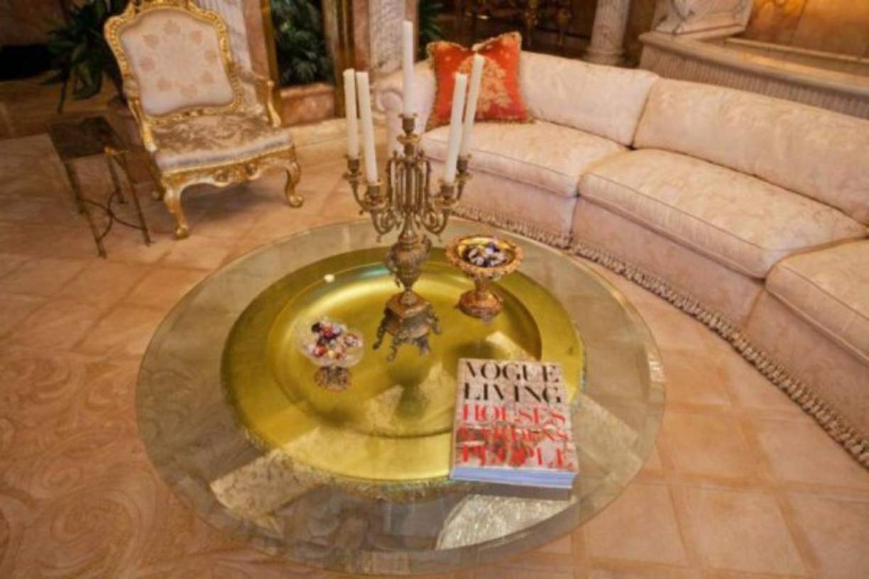 Algunas revistas en una mesa de centro evidencian el interés del magnate por la farándula.