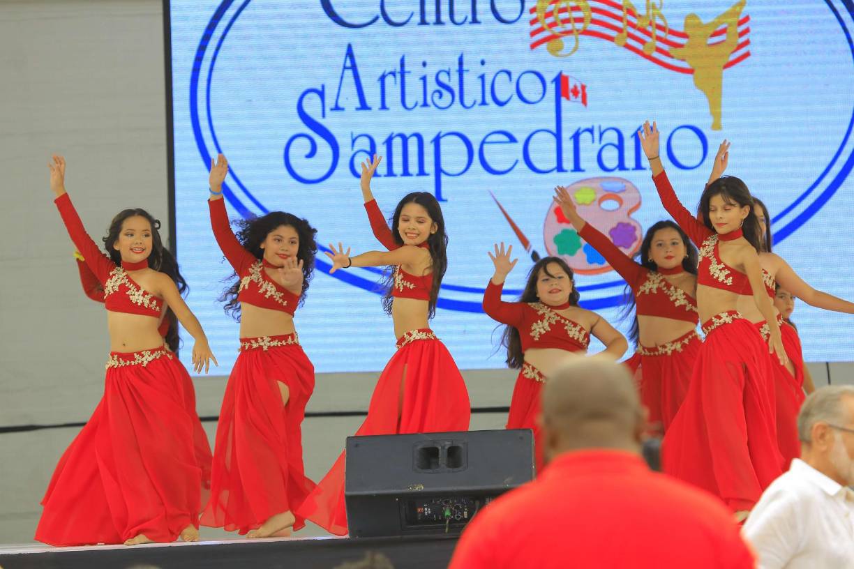 El pasado sábado, en la Plaza de las Banderas, se celebró un espectacular evento en conmemoración por el Día Internacional de la Danza. 