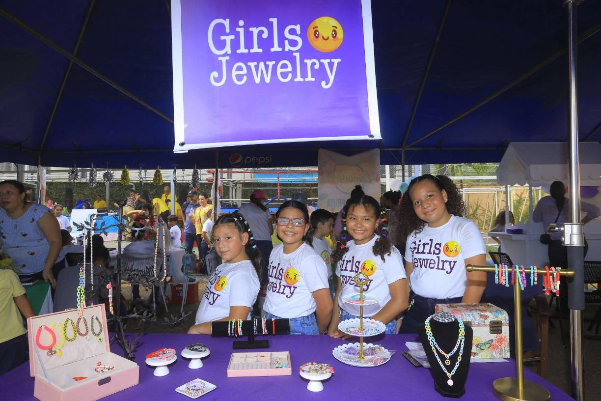 Las niñas de cuarto grado elaboraron hermosos productos de bisutería y se registraron como “Girls Jewelry”.