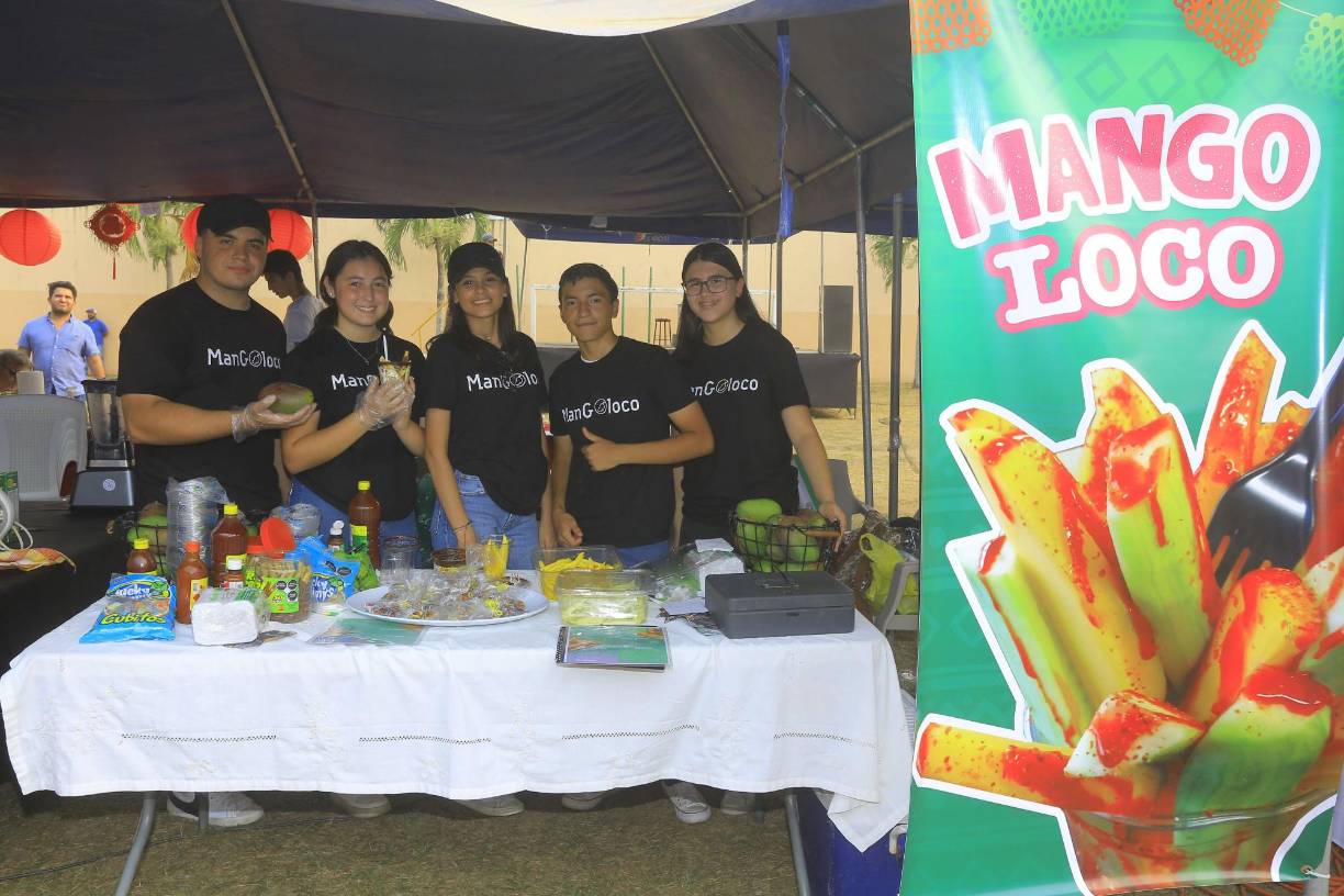 Otro grupo de jóvenes de décimo grado también tuvo la iniciativa de vender mangos, la fruta de temporada, con un toque de especias.