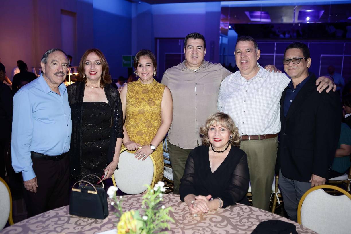 Álvaro Mayorga, Liana Ayala, Carmen Montoya; Milton, Maribel y Sául Ayala junto a Ángel Montoya 