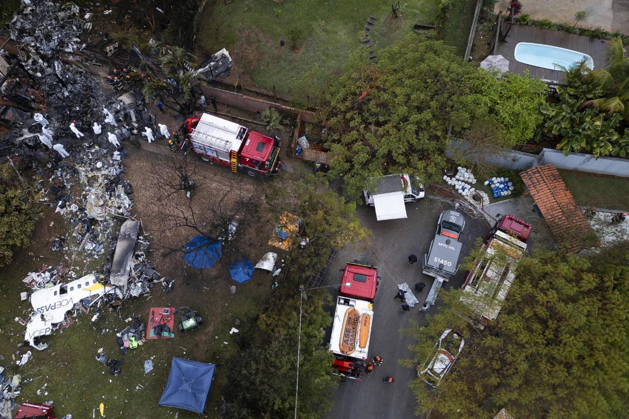 Peritos forenses del Instituto Médico Legal de Sao Paulo se guían también por la ubicación de los pasajeros en las filas de asientos para intentar identificarlos. Pero debido al mal estado de los cuerpos, deben recurrir a muestras de ADN de familiares, piezas dentales y huellas dactilares. 