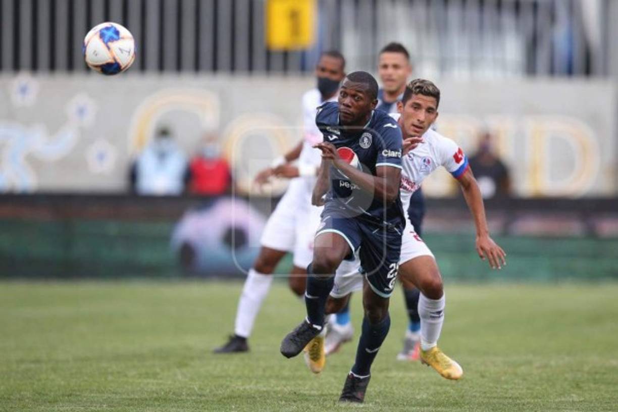 Carlos Roberto Fernández Martínez, mejor conocido como la 'Muma', fue la figura del Motagua ya que puso en aprietos a la zona defensiva del Olimpia con su velocidad.