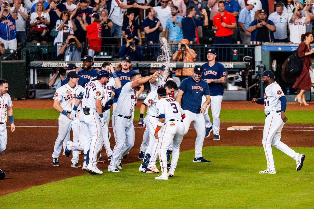 ¡Una locura! El hondureño se convirtió en figura de los campeones y todos sus compañeros celebraron con él.