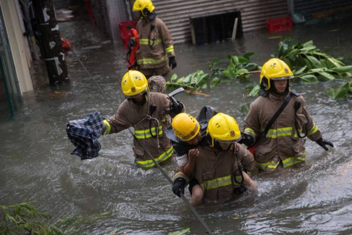 Cientos de personas fueron rescatadas por socorristas tras las inundaciones repentinas en Hong Kong.
