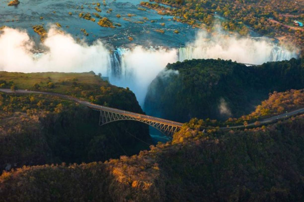 4- Zimbabue<br/><br/>Es uno de los países más seguros de África. Posee una población cordial, además de parques nacionales que sorprenden a los turistas con los 'cinco grandes de África', ruinas arqueológicas que son Patrimonio Mundial, montañas boscosas y las imponentes cataratas Victoria.<br/>