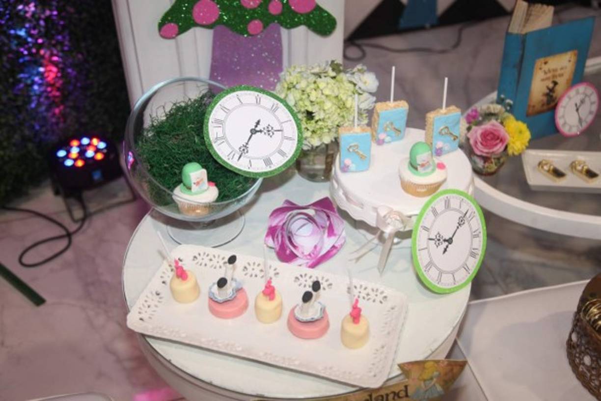 El ambiente de fantasía y magia sorprendió a las invitadas. Desde el más mínimo detalle transportaba a ese mundo de ficción e ilusión que encierra la exitosa historia de “Alicia en el País de las Maravillas”.