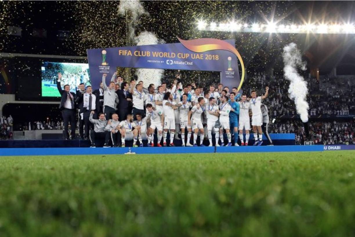 Los jugadores y cuerpo técnico del Real Madrid celebrando con el trofeo de campeones del Mundial de Clubes.