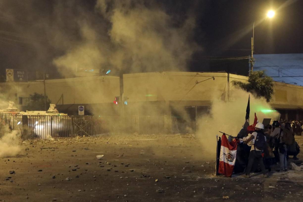 Con forcejos al vallado que protege el Congreso en Lima, cientos de manifestantes encapuchados, con escudos caseros, piedras y pedazos de cemento arrancado de los edificios públicos, enfrentaron a la policía en un nuevo episodio de violencia alrededor de marchas pacíficas que piden la renuncia de la Presidenta y adelanto de elecciones.