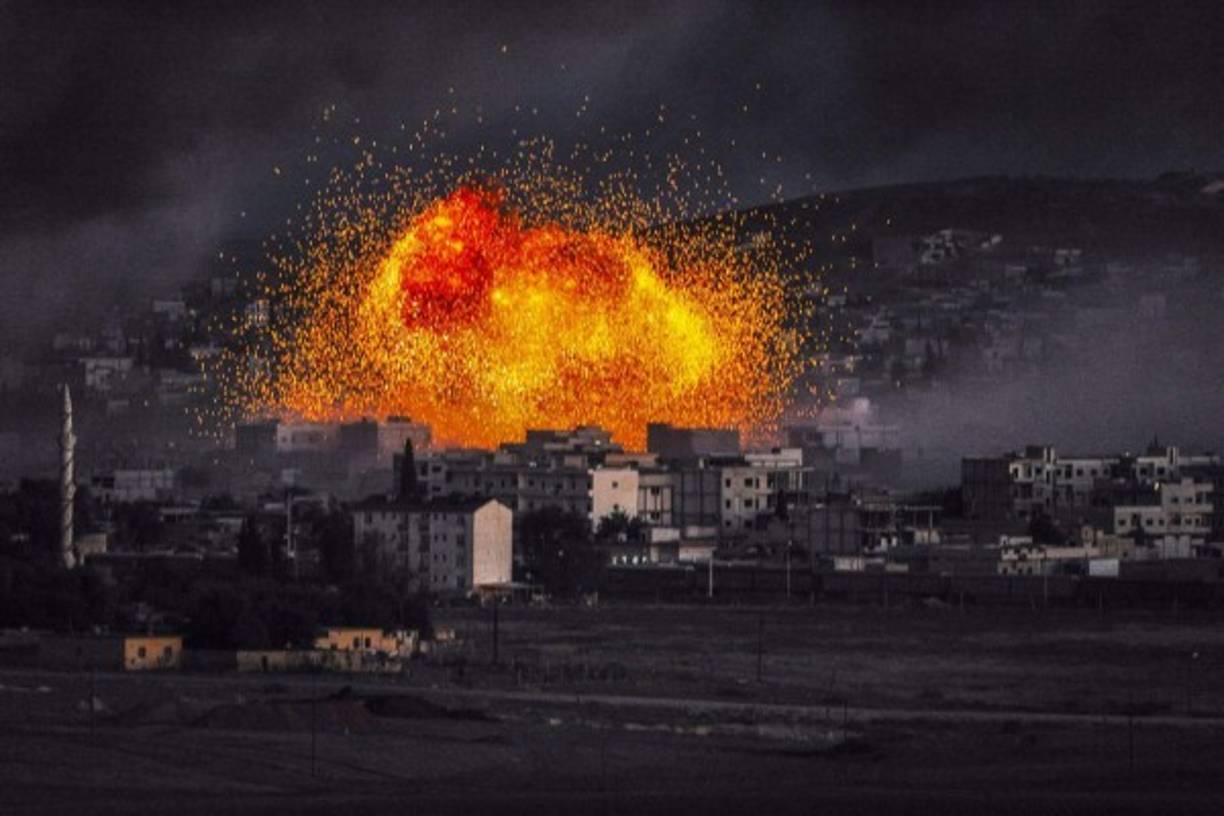 Los ataques aéreos liderados por EUA contra el Estado Islámico han dejado al menos 500 muertos hacia el momento. La batalla por la ciudad de Kobane continúa entre kurdos e islamistas.