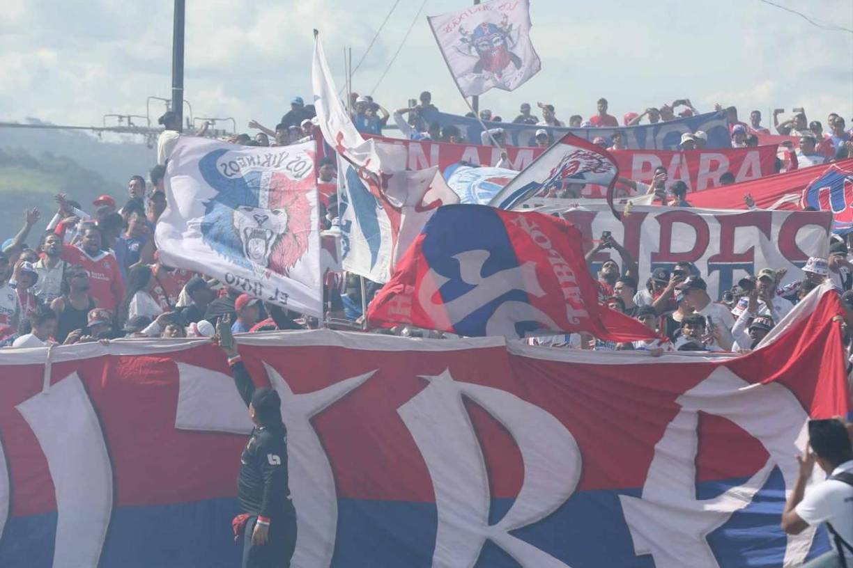 Banderas, humo y colorido... la barra del Olimpia llegando e imponiendo respeto al Nacional.