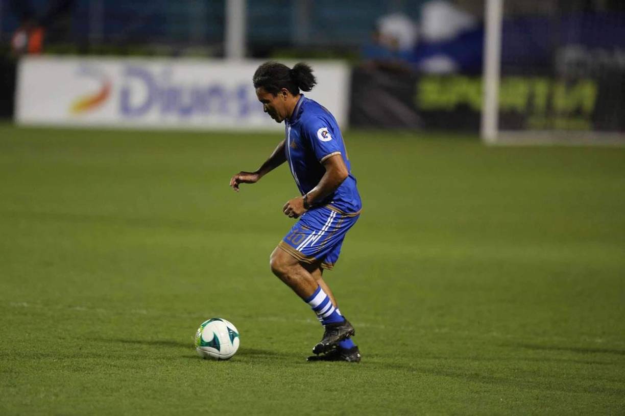 En el segundo tiempo, los equipos se pusieron otros uniformes y ’Rambo’ de León se cambió de equipo para jugar con la Selección Dorada.