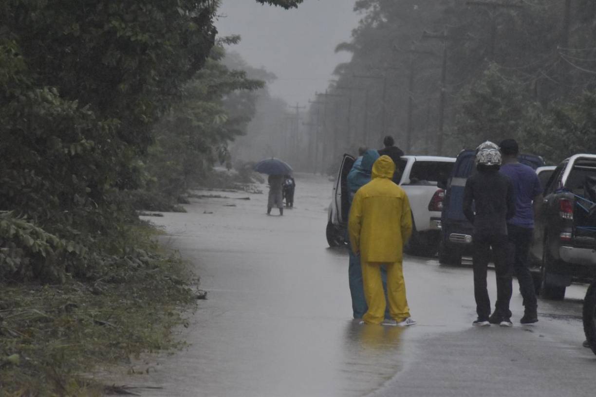 El alcalde Elin Acuña informó que con los recursos que asignaron lograron habilitar el paso por la carretera Ca-13, por la quebrada El Chispero. 