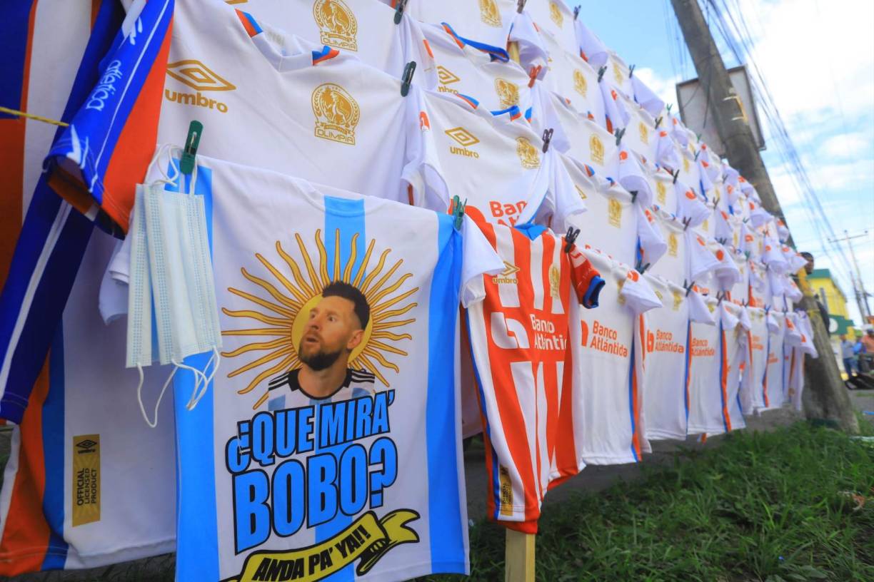 En la venta de camisetas, hasta la famosa frase de Lionel Messi en Qatar está disponible para los aficionados.