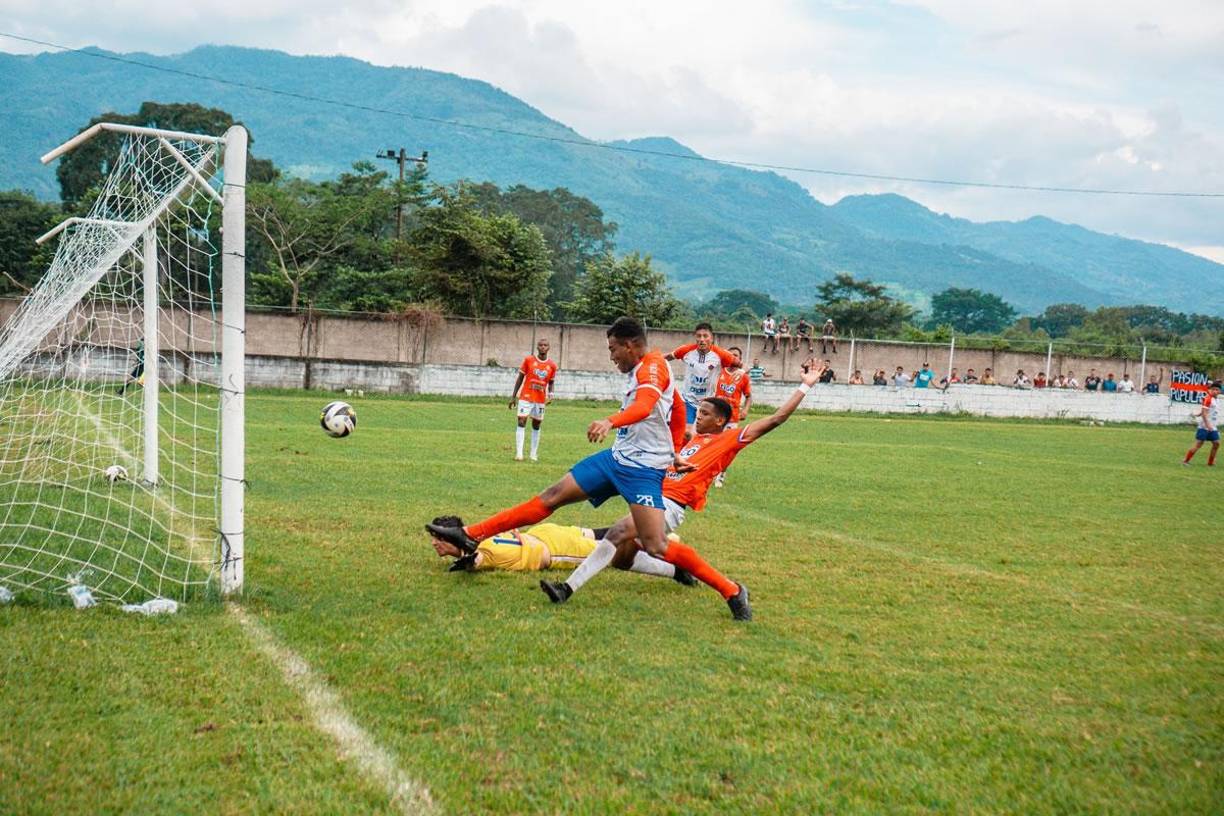 Sin embargo, el Olimpia Occidental se fue con todo al ataque y terminó remontando el partido del que estaban perdiendo 0-3.