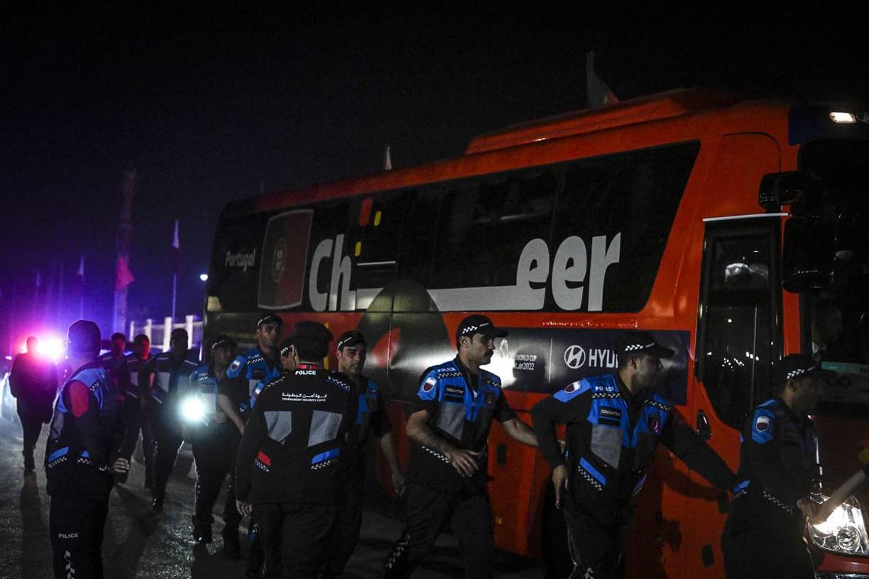 Muchos miembros de seguridad custodiaron la llegada de la selección portuguesa al hotel de concentración.
