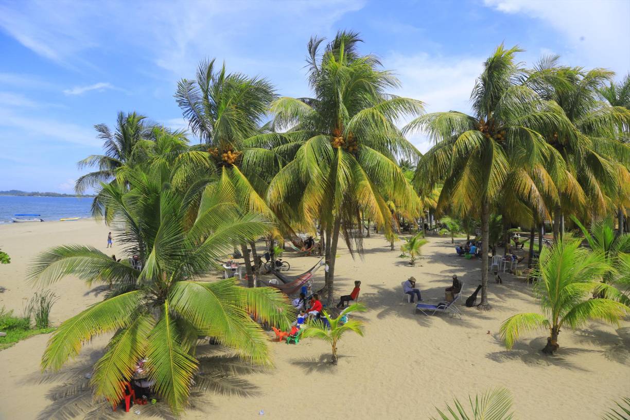 Dueños de hoteles, restaurantes y comerciantes se han preparado ofreciendo variedad de platillos y productos .