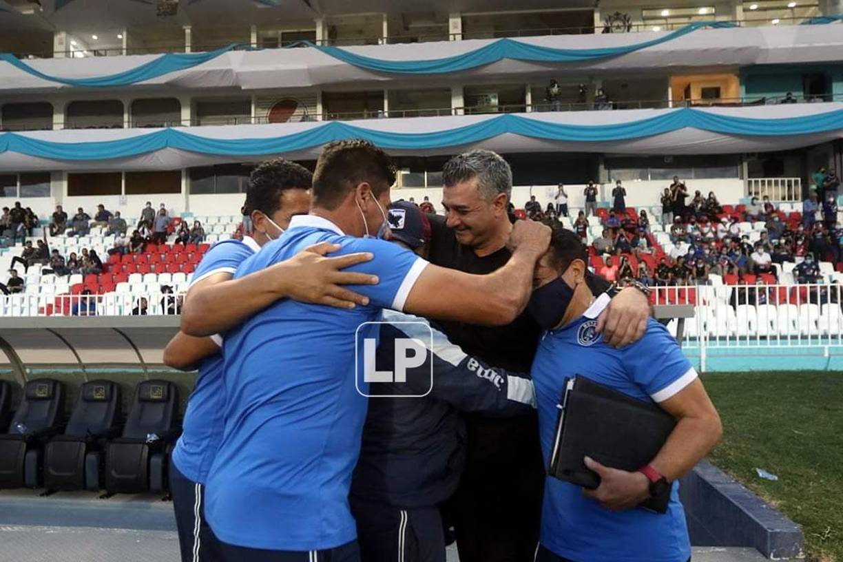 El árbitro central Alex Morazán realizó el pitido final y el cuerpo técnico de Motagua se dio un emotivo último abrazo, el mismo que practicaron durante todo este tiempo cada vez que celebraban un gol, por muy insignificante que fuera; su armonía es notable.