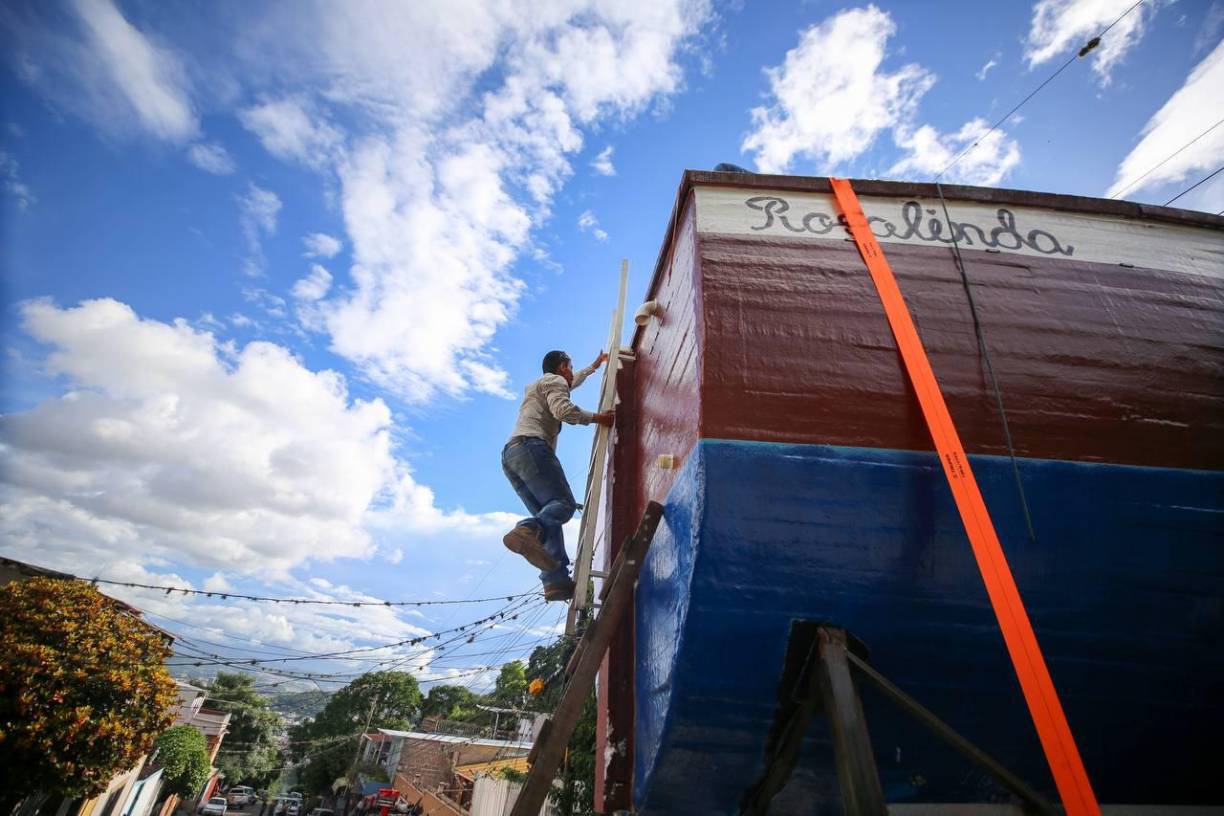 No obstante, cuando se disponía a trasladarlo, el velero se quedó varado en la calle principal de la colonia El Reparto debido a que, por su altura, rozaba los cables eléctricos. Esto causó que los vecinos de la zona presentaran quejas, ya que estaba obstruyendo el paso.