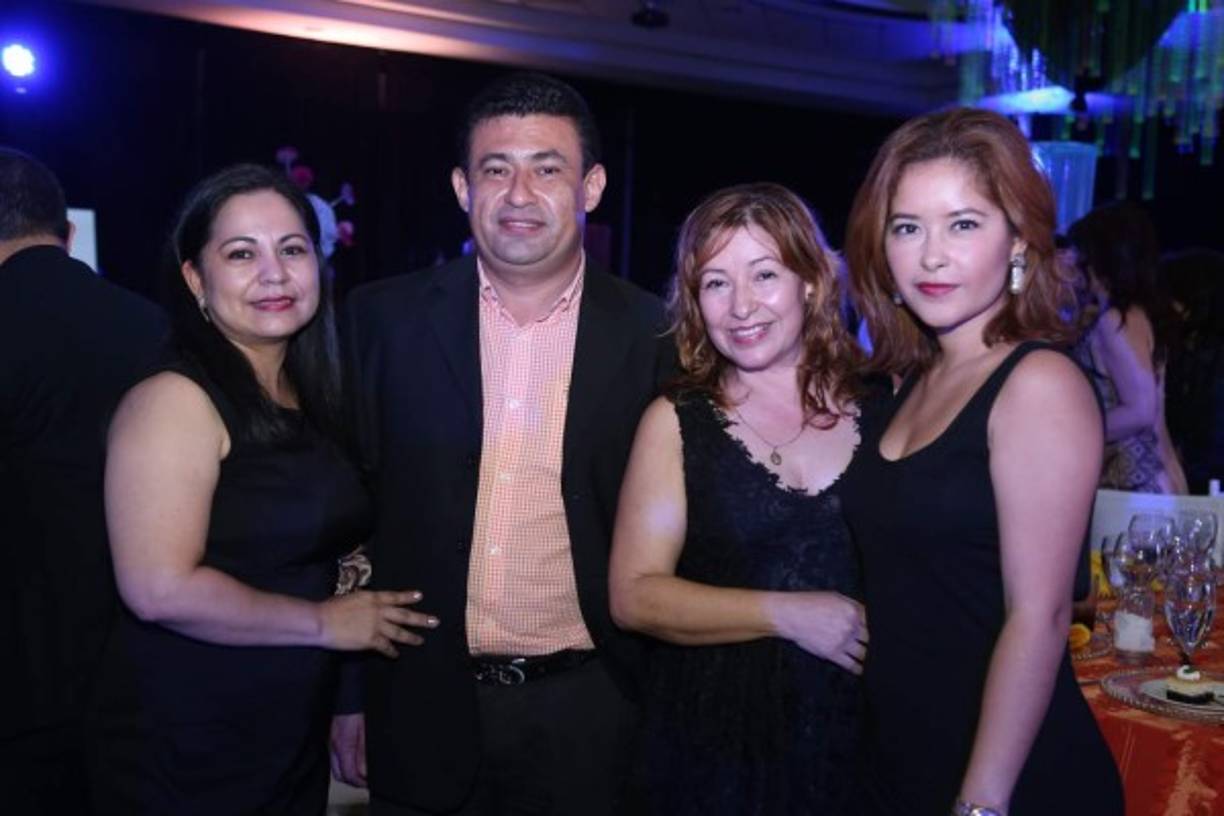 Claudia y Ángel Villanueva, Sagrario y Cindy Castellanos