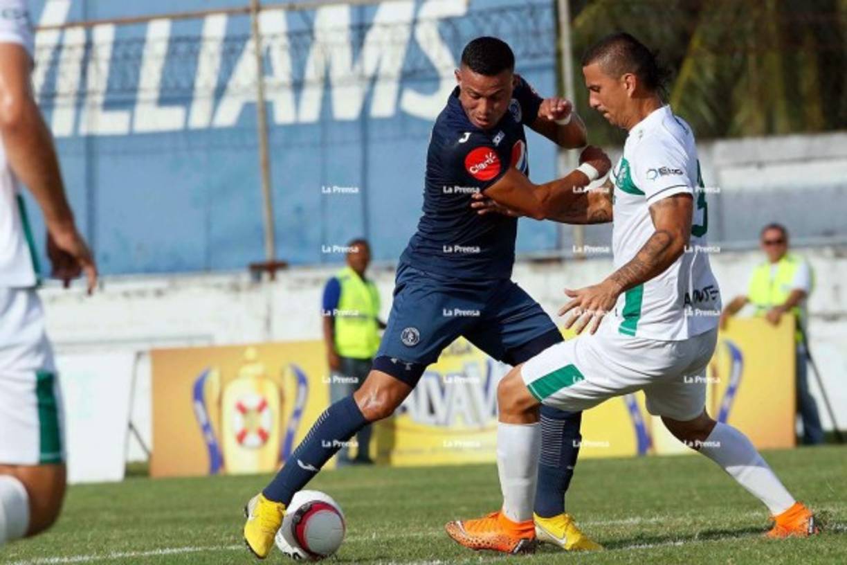 Marco Tulio Vega y Juan Bolaños, luchando por el balón en la cancha del Excélsior.