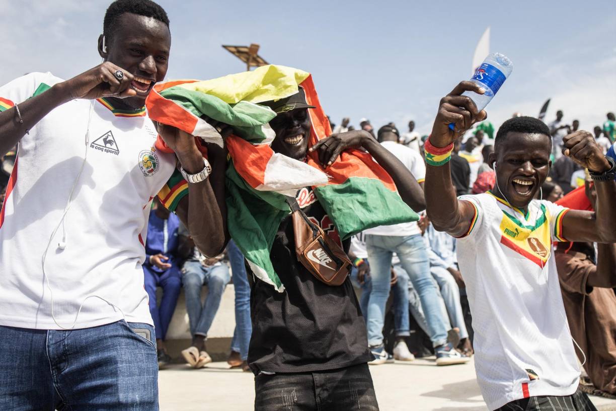 Los fanáticos senegaleses siempre llevan el ambiente dentro y fuera de las canchas.
