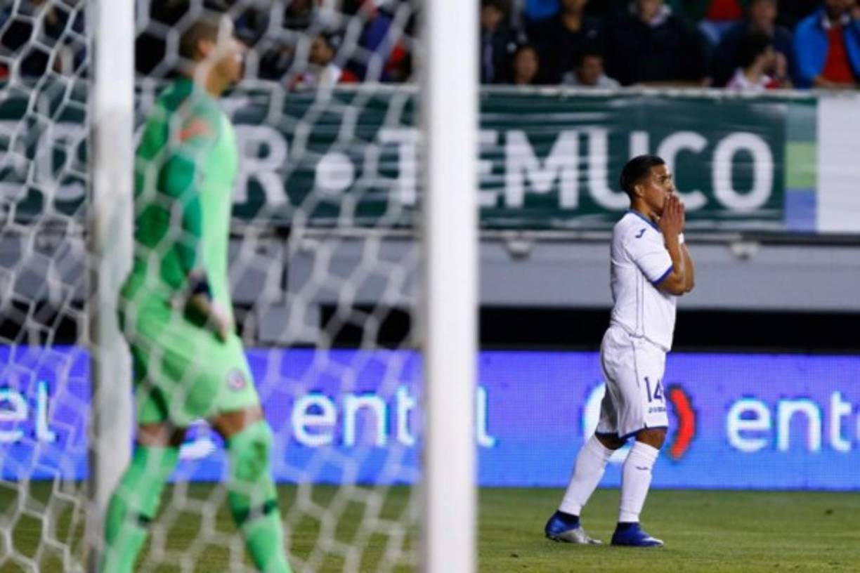 Michael Chirinos ingresó en la segunda parte y estuvo a punto de marcarle un golazo a Chile. El delantero lamentando su ocasión de anotar.