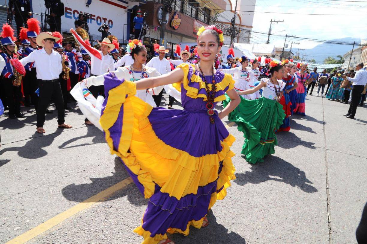 Fervor y amor patrio en los desfiles de La Ceiba