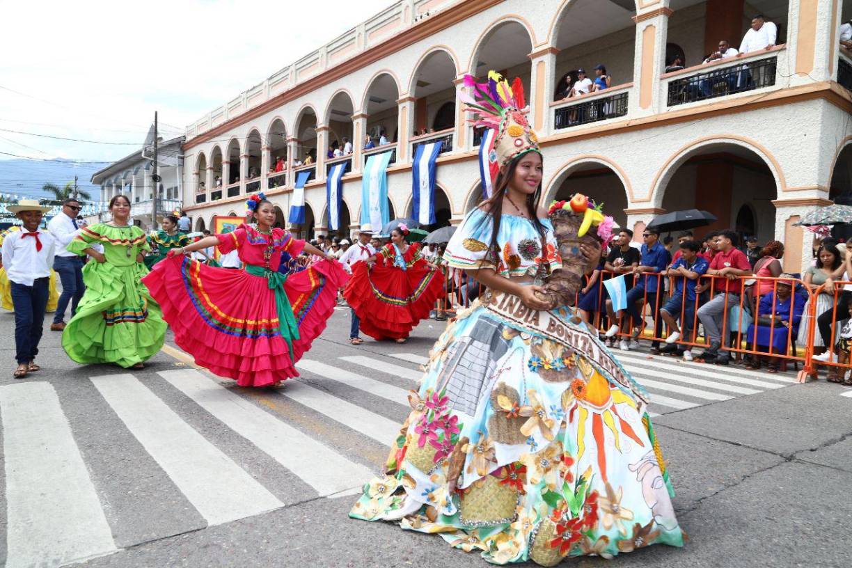 Fervor y amor patrio en los desfiles de La Ceiba