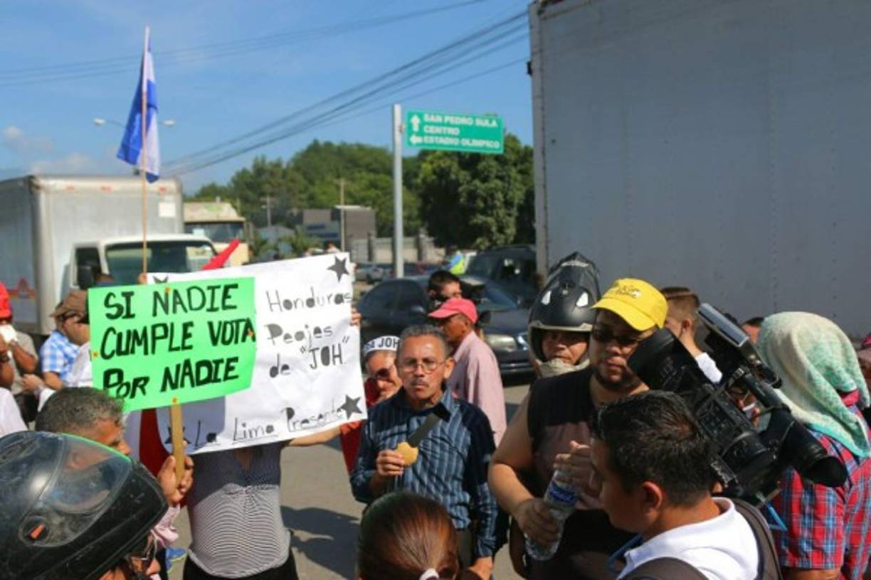 'Si nadie cumple, vote por nadie' se lee en las protestas.