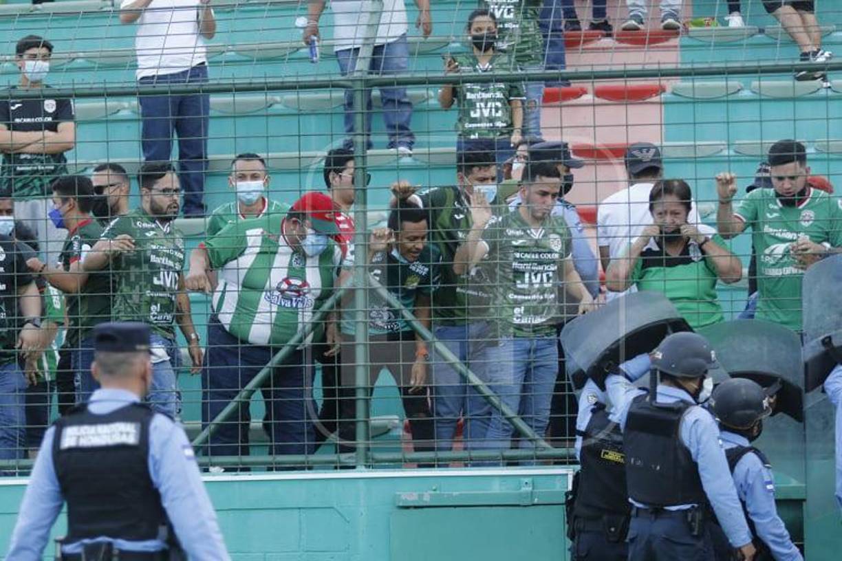 La Policía Nacional tuvo que llevar hasta la entrada del vestuario a los jueces protegiéndolos debido al lanzamiento de objetos, unos fanáticos sacaron billetes mostrándoselos al árbitro a quien acusaron de vender el partido.