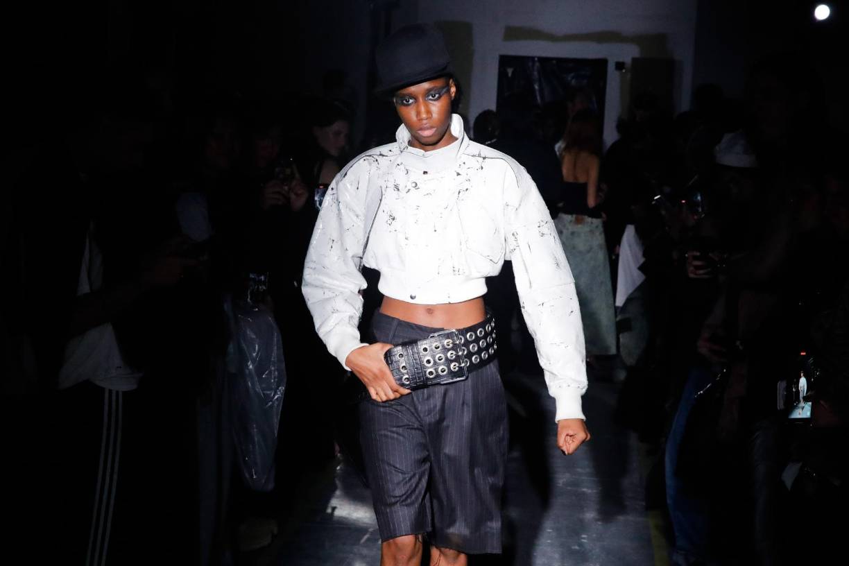 Las camisas blancas y las corbatas a rayas llegaron más grandes que la vida, arrastrándose por el suelo en homenaje a los empresarios de Wall Street. Gorras de marinero, camisetas de fútbol con la marca y pantalones expuestos completaron la colección con mensajes pecaminosos.