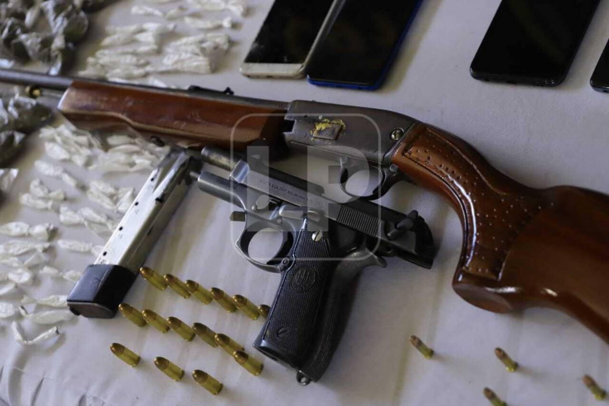 Durante la operación se les decomisó dos armas de fuego y proyectiles de diferentes calibres. 