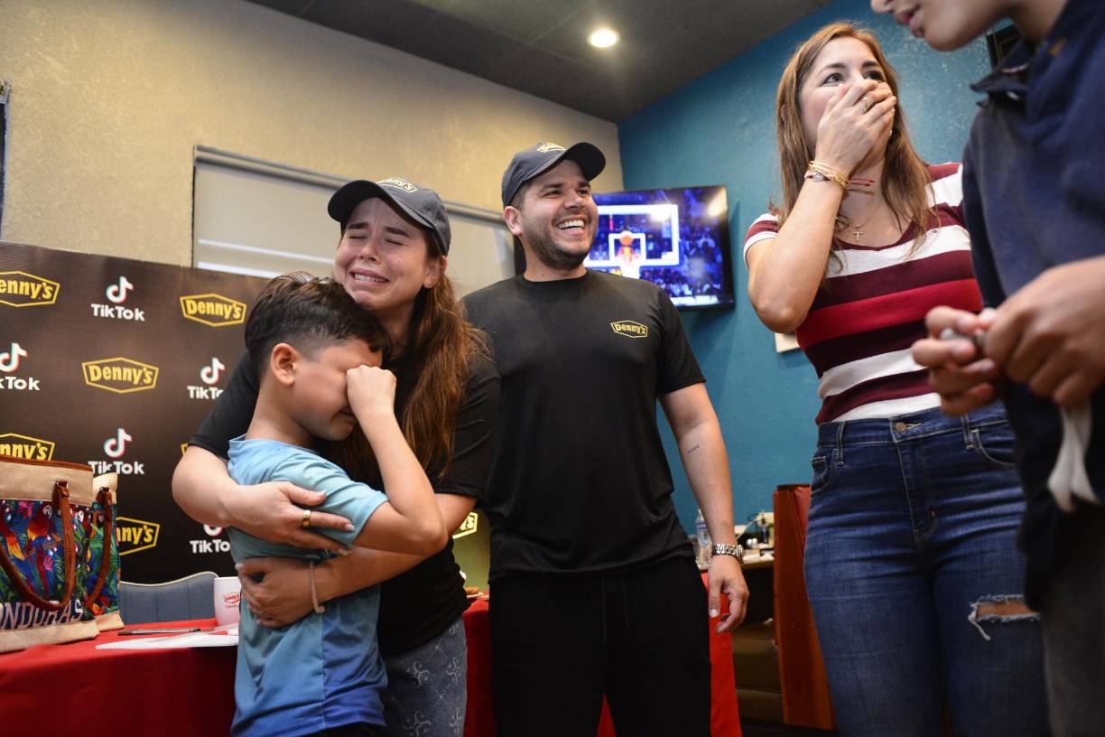 Durante el “meet and greet” varios pequeños se acercaron a la famosa pareja. Uno de ellos fue Gerald Pike, de 9 años. 