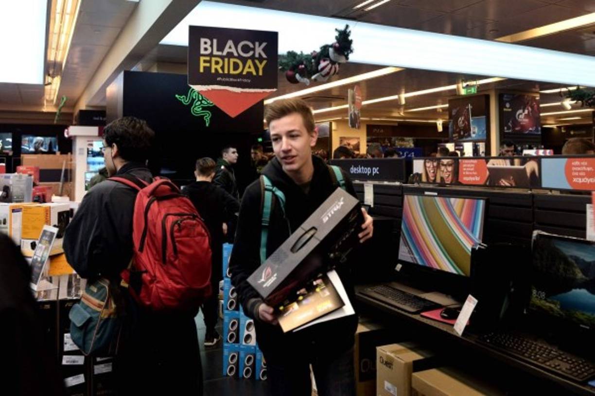 La crisis económica no detuvo a los griegos de aprovechar las ofertas del Black Friday, como se ve en esta tienda de la ciudad de Tesalónica.