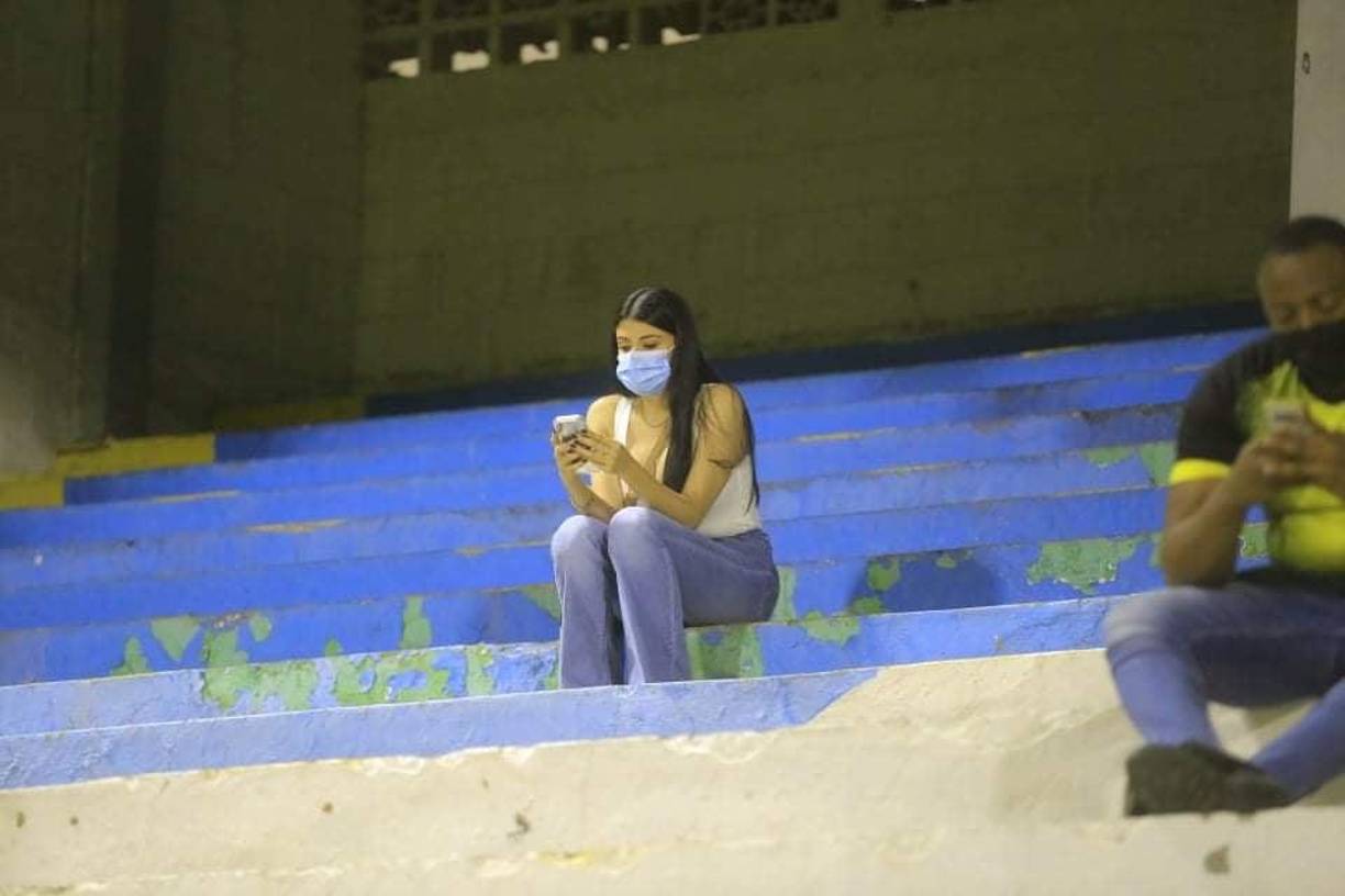 Una bella chica que acudió al estadio Morazán para el Real España vs Honduras Progreso. 