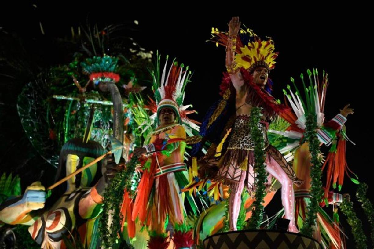 Portela cerró la primera jornada con un homenaje a los indígenas tupinambá, que vivían en la región de Rio antes de la colonización portuguesa.